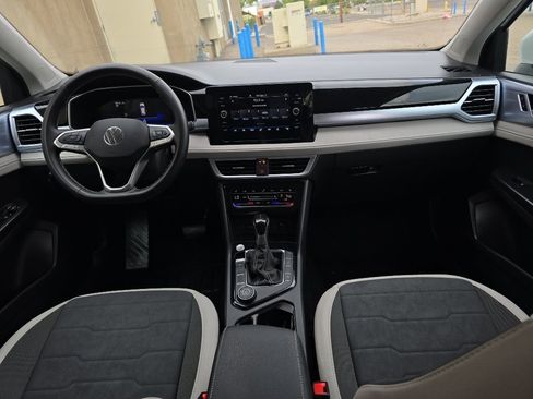 Used 2025 Volkswagen Taos SE image 21