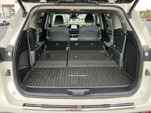 Certified 2020 Toyota Highlander XLE FWD image 28