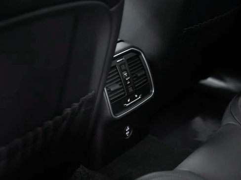 Certified 2026 Porsche Macan AWD/4WD image 35