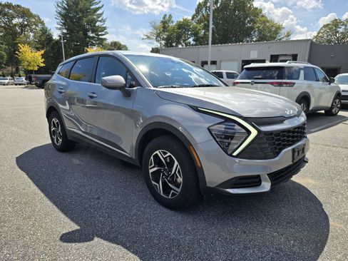 Used 2024 Kia Sportage LX image 1