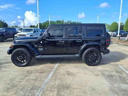 Used 2022 Jeep Wrangler Unlimited Sahara w/ Cold Weather Group AWD/4WD image 10