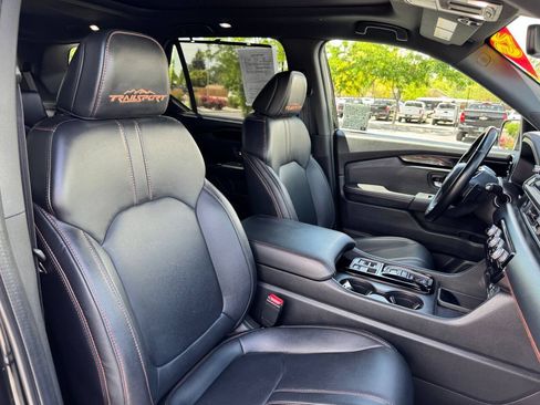Used 2025 Honda Pilot TrailSport image 35