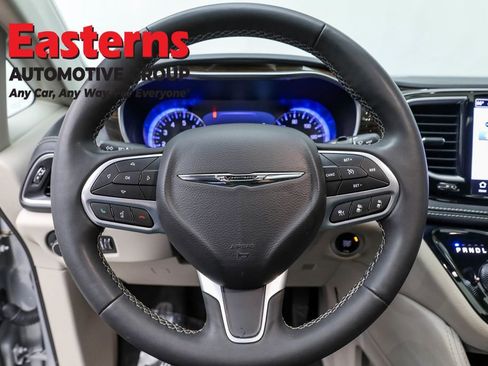 Used 2023 Chrysler Pacifica Limited image 10