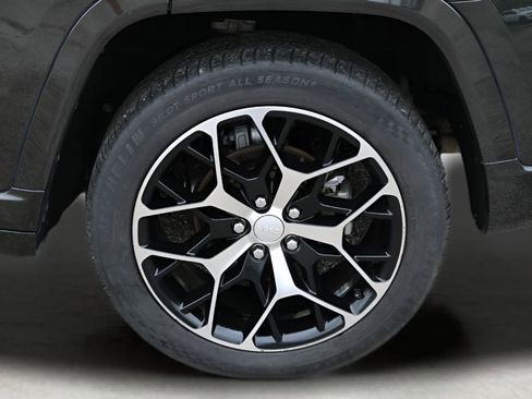 Used 2023 Jeep Grand Cherokee Summit AWD/4WD image 9