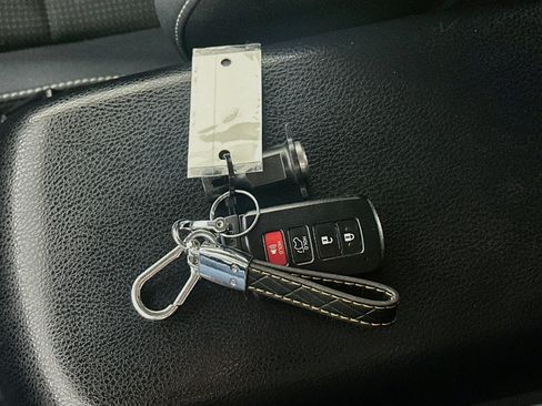 Used 2018 Toyota RAV4 XLE AWD/4WD image 25