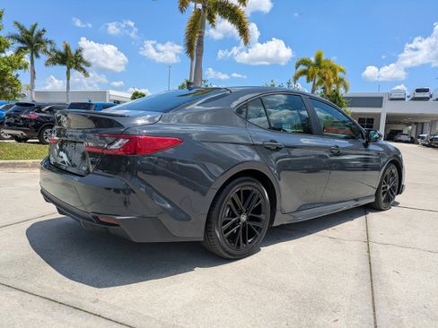 Used 2025 Toyota Camry SE FWD image 4