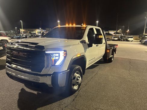 Used 2024 GMC Sierra 3500 Pro w/ Convenience Package image 2