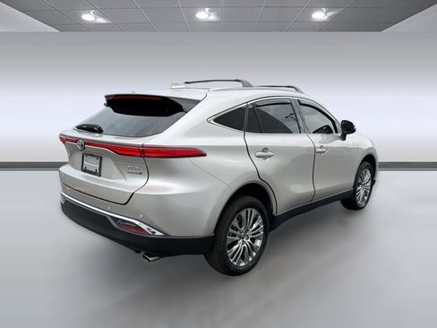 Used 2022 Toyota Venza XLE AWD/4WD image 9