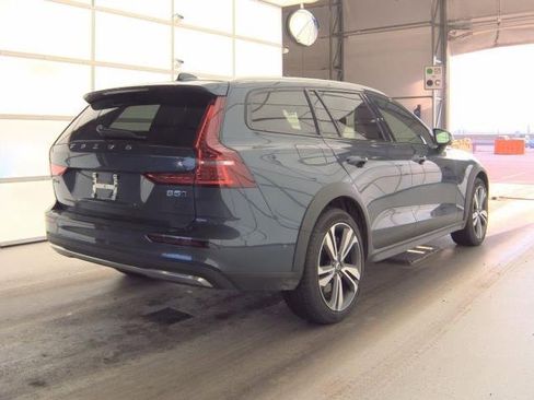 Certified 2025 Volvo V60 B5 Cross Country Plus image 4