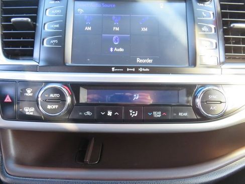 Used 2019 Toyota Highlander XLE image 29