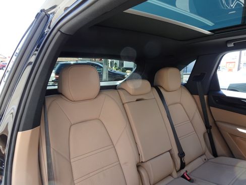 Used 2023 Porsche Cayenne AWD/4WD image 20