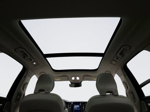 Used 2023 Volvo XC60 B6 Ultimate w/ Climate Package image 18