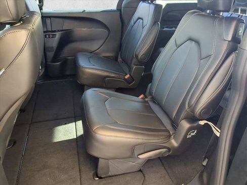New 2026 Chrysler Pacifica Select AWD/4WD image 16