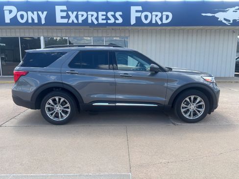 Used 2023 Ford Explorer XLT w/ Equipment Group 202A AWD/4WD image 2
