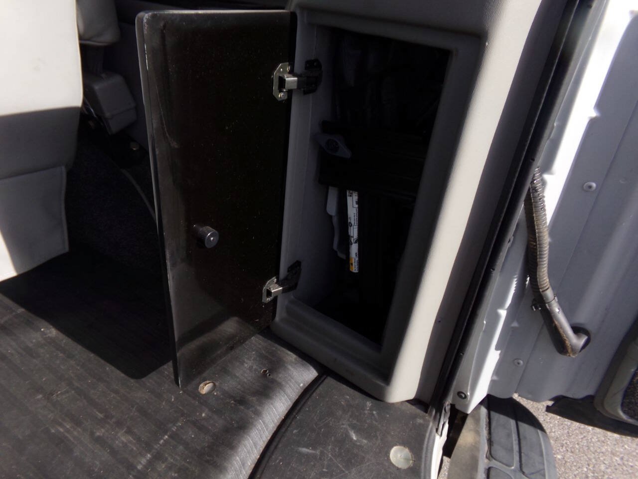Used 2010 GMC Savana 1500 w/ Preferred Equipment Group RWD image 22