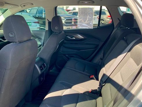 Used 2024 GMC Terrain SLE w/ Driver Convenience Package image 7