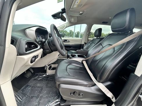 Used 2022 Chrysler Pacifica Touring-L w/ Uconnect Theater Family Group FWD image 14