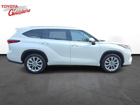 Used 2023 Toyota Highlander Limited FWD image 4