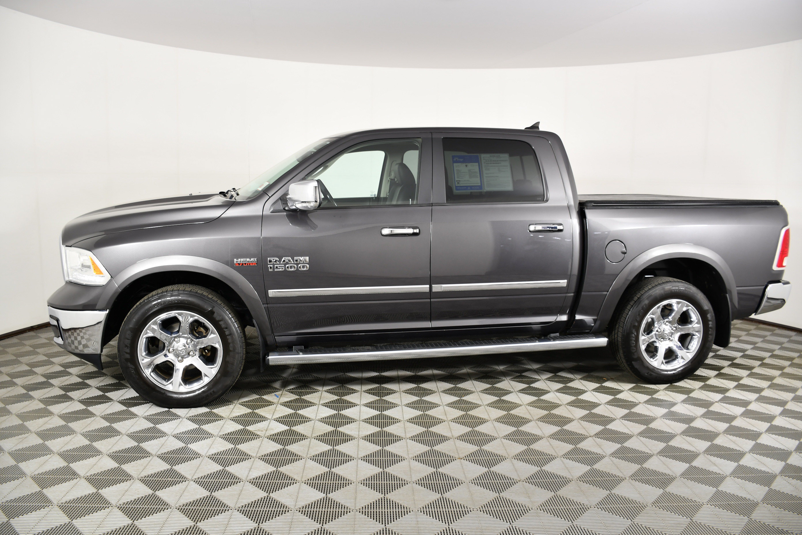 Used 2018 RAM 1500 Laramie AWD/4WD image 9