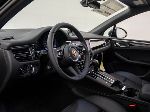 Certified 2026 Porsche Macan AWD/4WD image 4