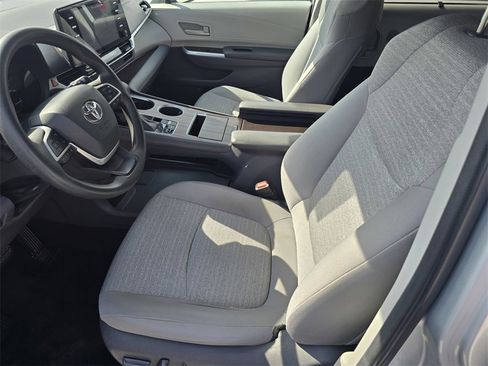 Used 2021 Toyota Sienna LE image 19