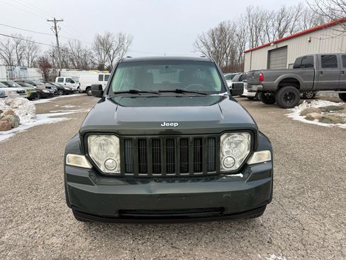 Used 2010 Jeep Liberty Sport image 2