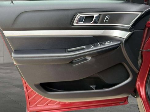 Used 2017 Ford Explorer XLT w/ Equipment Group 202A FWD image 10