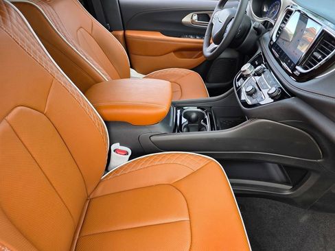 New 2026 Chrysler Pacifica Pinnacle image 12