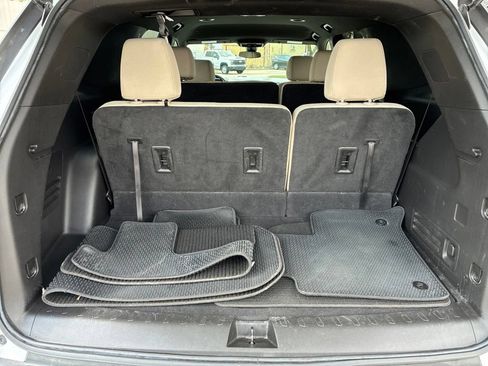Used 2022 Chevrolet Traverse LS FWD image 11