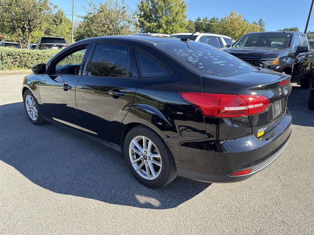 Used 2017 Ford Focus SE FWD image 2