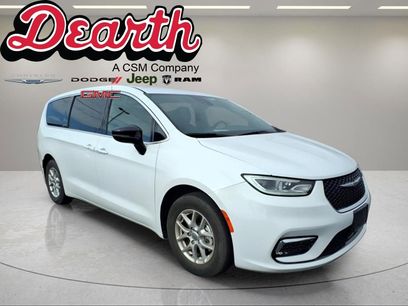 Used 2025 Chrysler Pacifica Select