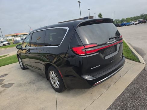 Used 2023 Chrysler Pacifica Touring-L FWD image 7