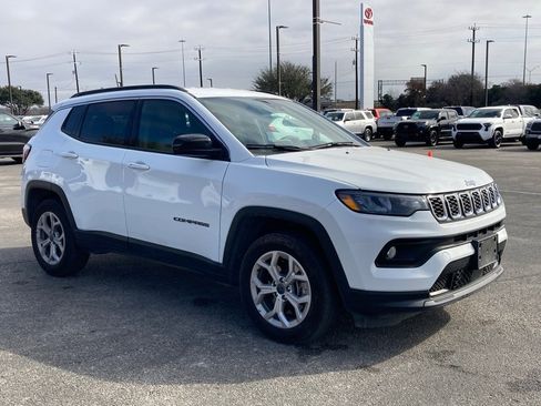 Used 2025 Jeep Compass Latitude image 3