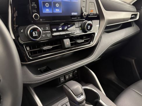 Used 2020 Toyota Highlander XLE AWD/4WD image 19