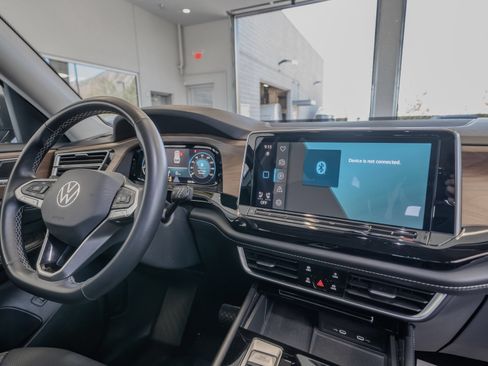 Used 2024 Volkswagen Atlas SE AWD/4WD image 19