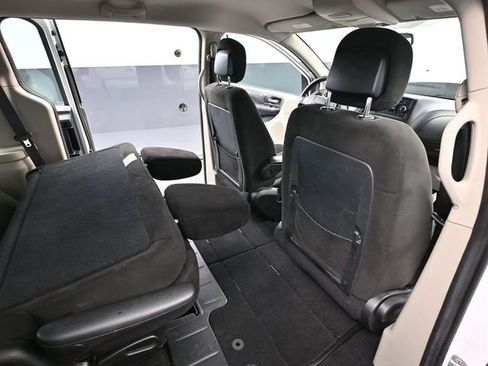 Used 2015 Dodge Grand Caravan American Value Package image 34