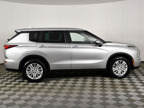 Used 2023 Mitsubishi Outlander ES FWD image 5
