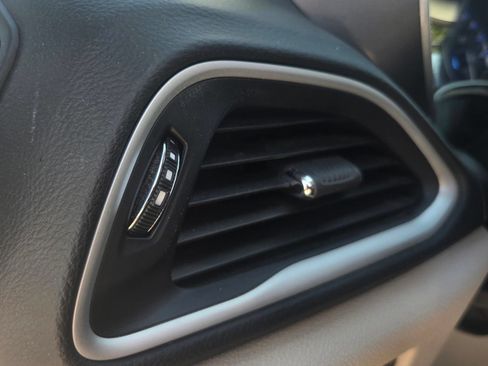 Used 2024 Chrysler Pacifica Touring-L FWD image 17