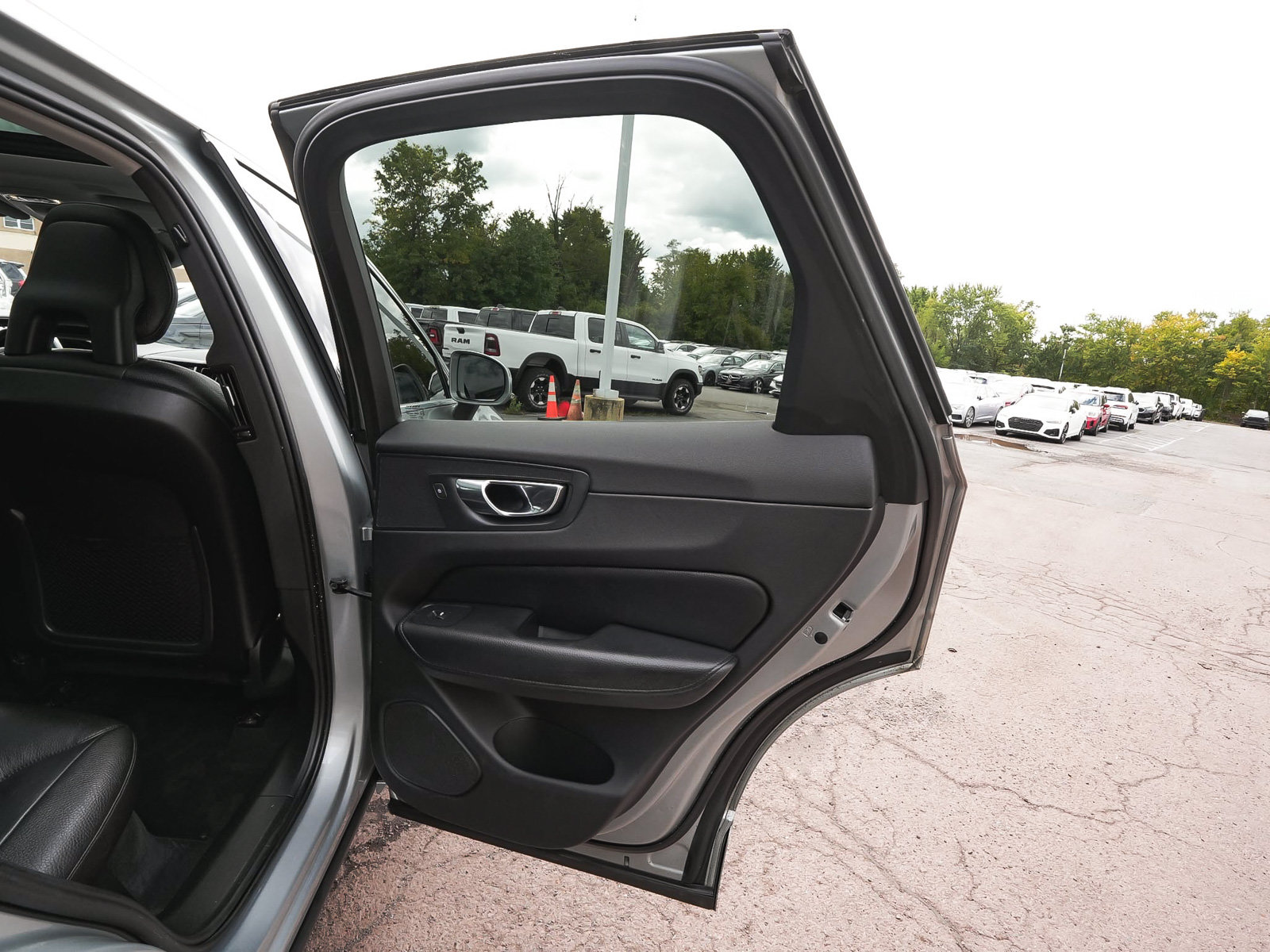 Used 2018 Volvo XC60 T5 Momentum w/ Convenience Package AWD/4WD image 14