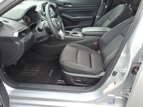 Used 2025 Nissan Altima 2.5 SV FWD image 12