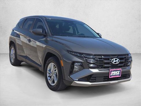 Used 2025 Hyundai Tucson SE FWD image 3