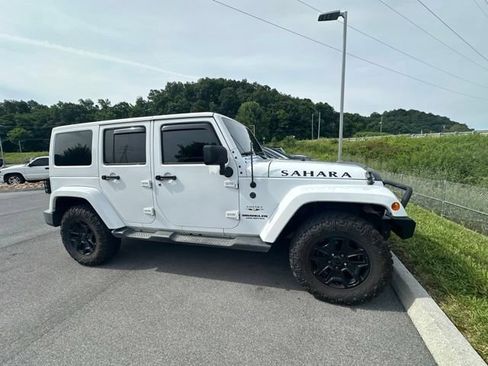 Used 2017 Jeep Wrangler Unlimited Sahara w/ Connectivity Group AWD/4WD image 15