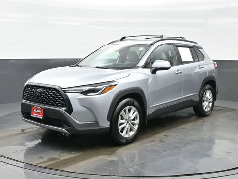 Used 2023 Toyota Corolla Cross LE image 2