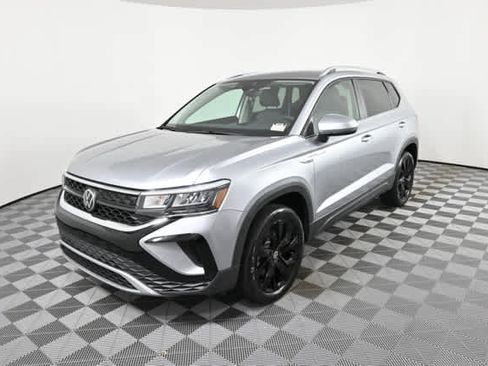 Certified 2023 Volkswagen Taos SE image 2