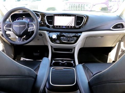 Used 2022 Chrysler Pacifica Limited w/ Uconnect Theater Family Group image 27