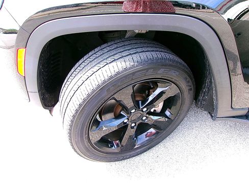 Used 2023 Jeep Grand Cherokee L Laredo AWD/4WD image 7