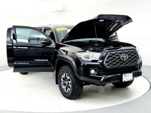 Certified 2022 Toyota Tacoma TRD Off-Road w/ Technology Package AWD/4WD image 9