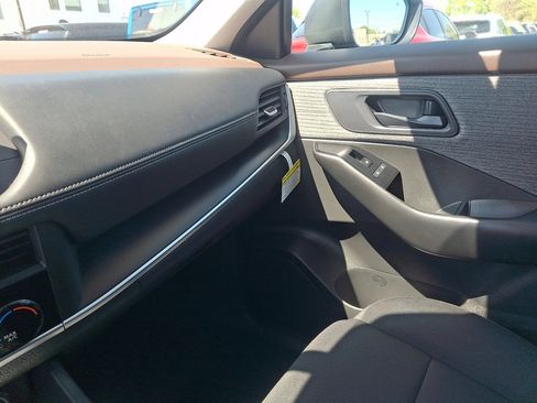 Used 2023 Nissan Rogue S AWD/4WD image 31