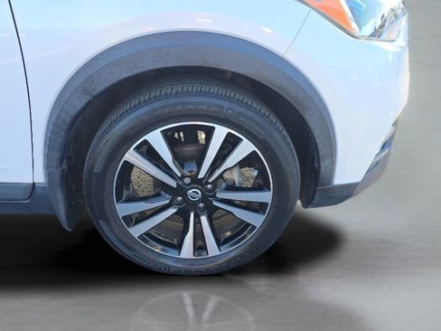 Used 2019 Nissan Kicks SR image 18