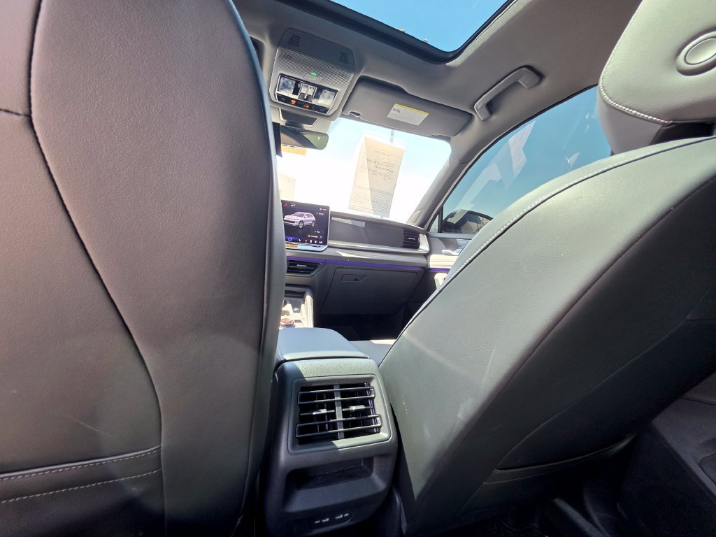 Certified 2025 Volkswagen Tiguan SE R-Line FWD image 15